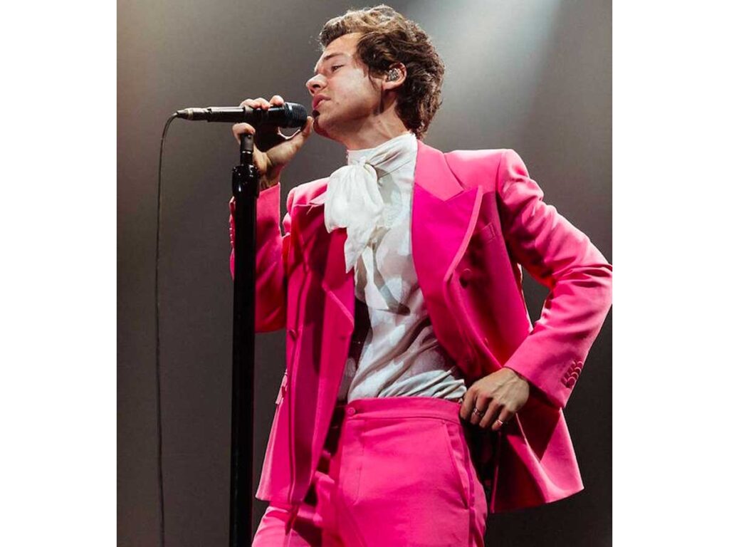 Harry Styles com terno colorido