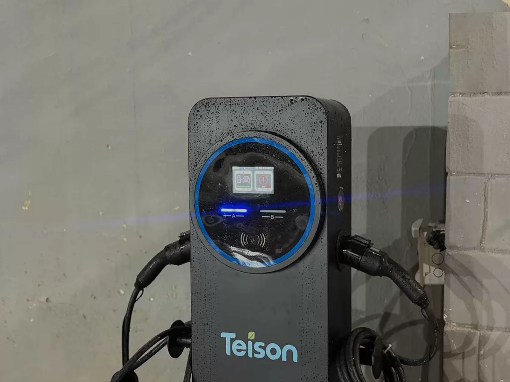 WeekFit 24 horas instala primeiro ponto de recarga elétrica em Pouso Alegre